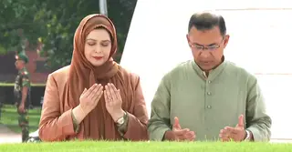 বাবা-মায়ের কবর জিয়ারত করলেন প্রধানমন্ত্রী